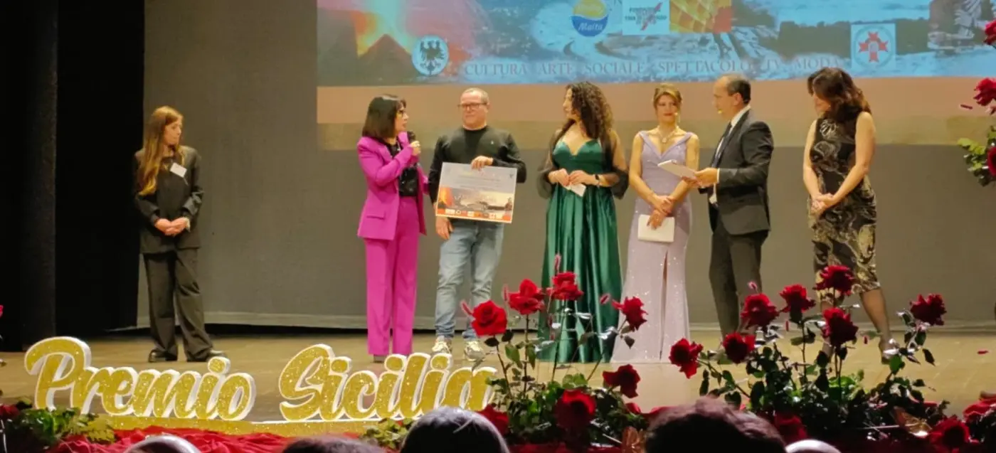Nicola Casto riceve l'encomio al merito sul palco del Premio Sicilia